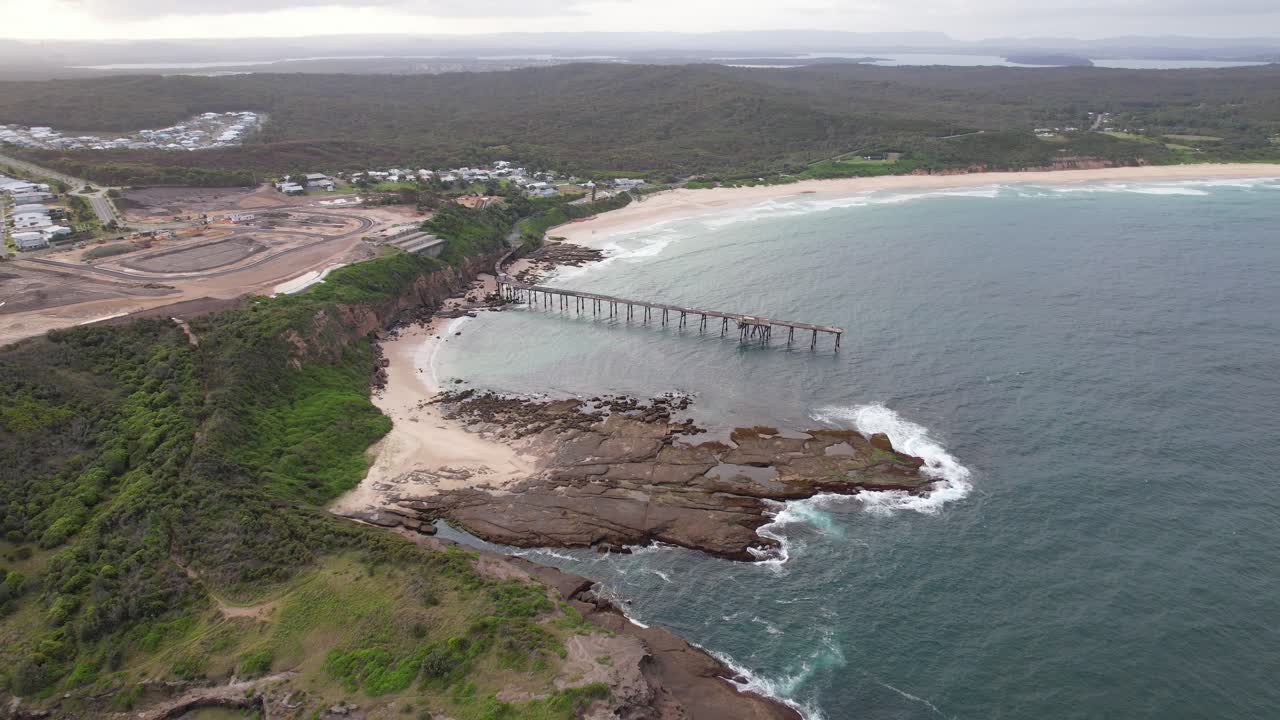 캐서린 힐 베이 제티 (catherine hill bay jetty) 와 오스트레일리아 nsw의 미들 캠프 비치 (middle camp beach) - 드론 촬영