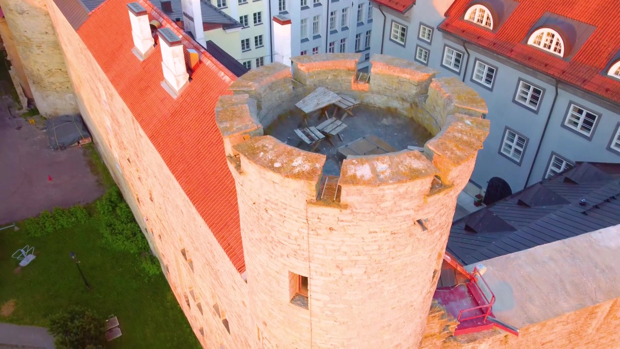 Drammatico movimento aereo lungo i dettagli della torre del castello di Toompea, Tallinn, Estonia.
