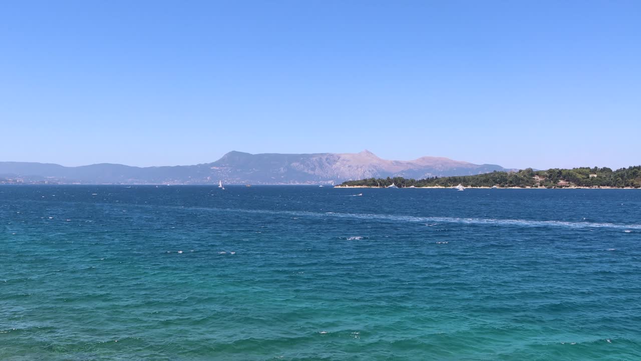 The waves of the sea are those that reflect a blue ocean that signify free time, summer love and blue sky