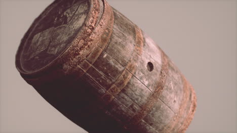 viejo barril de madera oxidado clásico