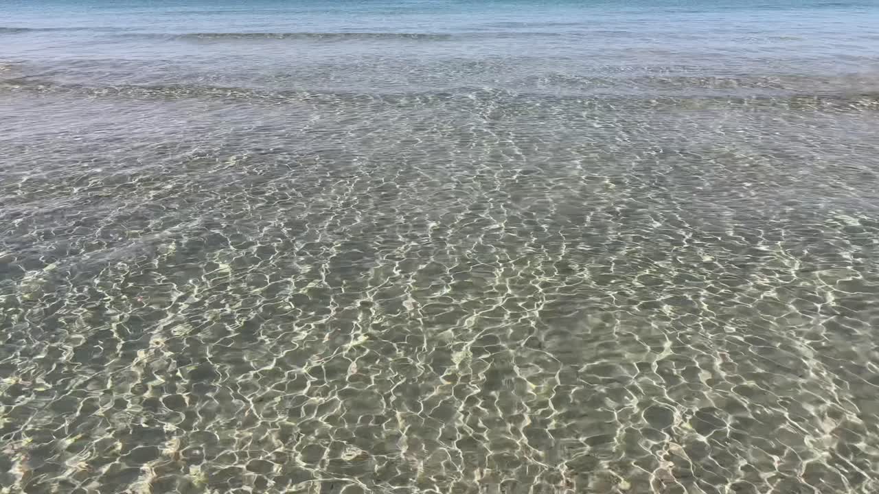 스페인 마요르카 칼라 세스 코베테스에서 맑고 얕은 물 위로 잔잔한 물결이 일렁이고 있어요.