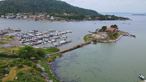 El-Impresionante-Paisaje-De-Una-Isla-En-Rörtången,-Suecia---Perfecto-Para-Las-Vacaciones-De-Verano---Toma-Aérea