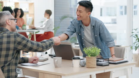 Trabajo-En-Equipo,-Gracias-O-Hombres-Con-Documentos-Temblando.