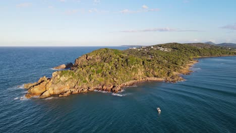 vista aérea del promontorio rocoso de la ciudad de 1770 en la región de gladstone, australia