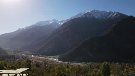 drone volando en el valle de sangla que es famoso por el viaje por carretera del valle de spiti en himalaya