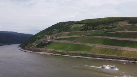 crucero en barco de recreo por el castillo de ehrenfels en el río rin, antena estática