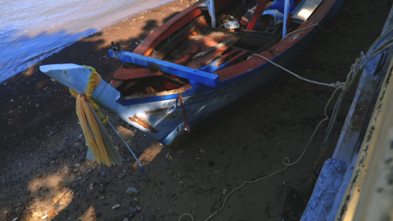 mirando un barco fuera del agua en krabi