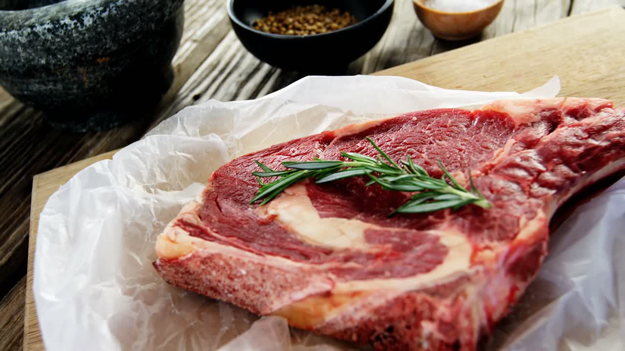 생 스테이크와 재료