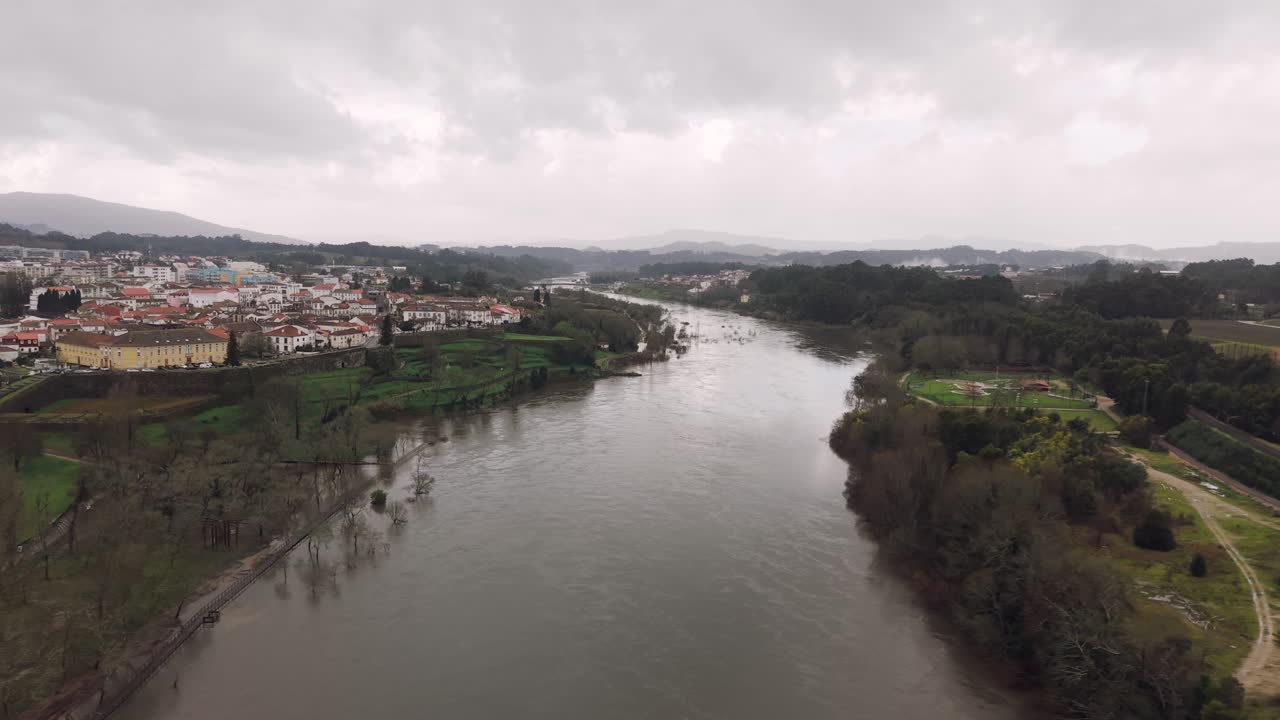 Vista drone del fiume Minho che straripa vicino alla città di Monçao in una giornata nuvolosa