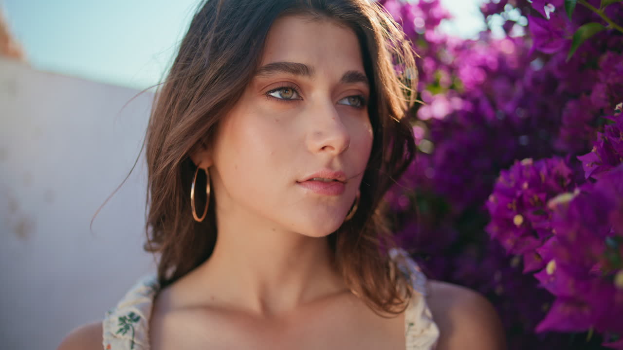 부드러운 드레스를 입고 꽃을 피우는 여성 초상화. 빛에 만적인 소녀