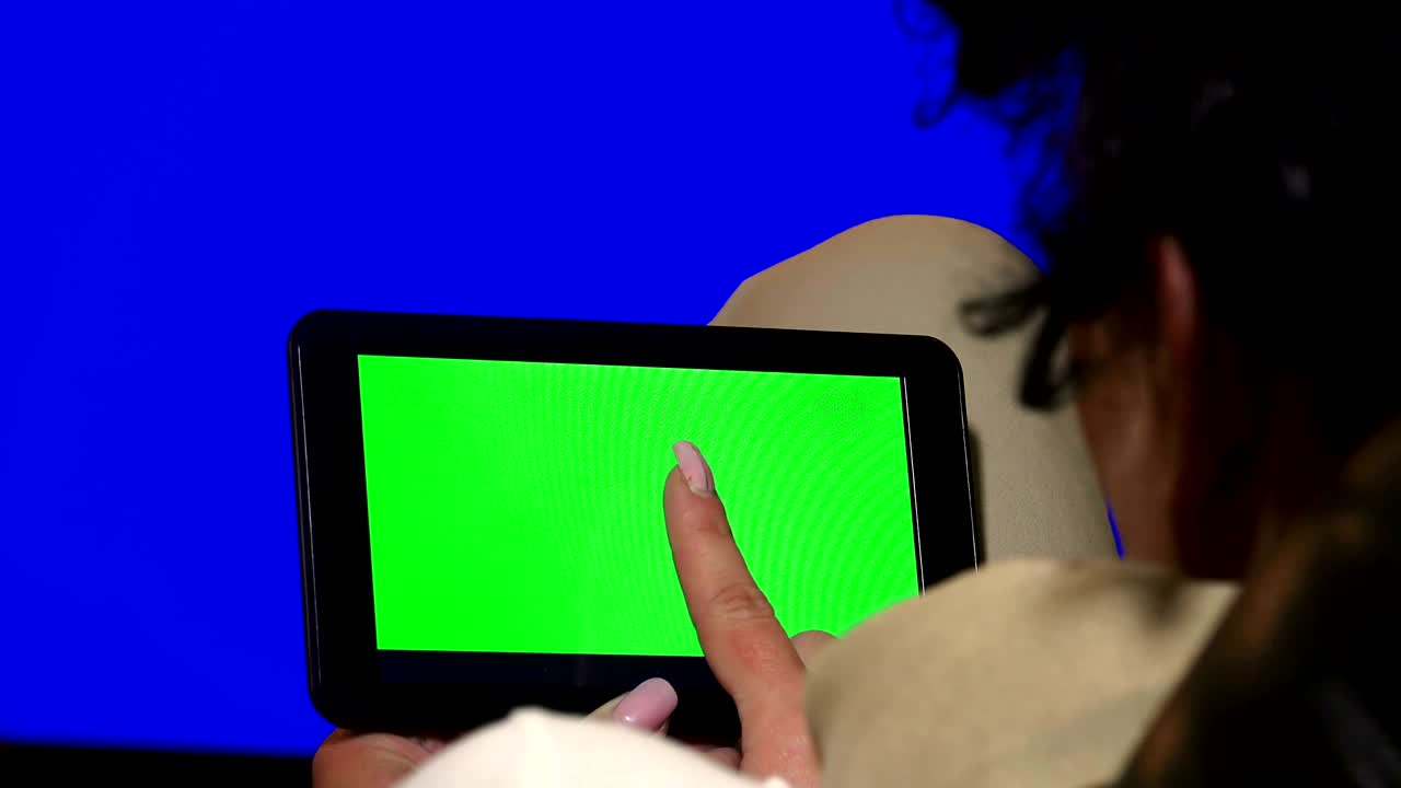 ragazza che usa un tablet con schermo verde. uhd stock video, alfa matte incluso