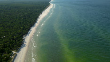 Inclínate-Hacia-Arriba-Desde-Las-Aguas-Turquesas-De-La-Playa-Tropical-De-Osetnik-Con-Arena-Blanca-Hacia-El-Cielo,-Polonia