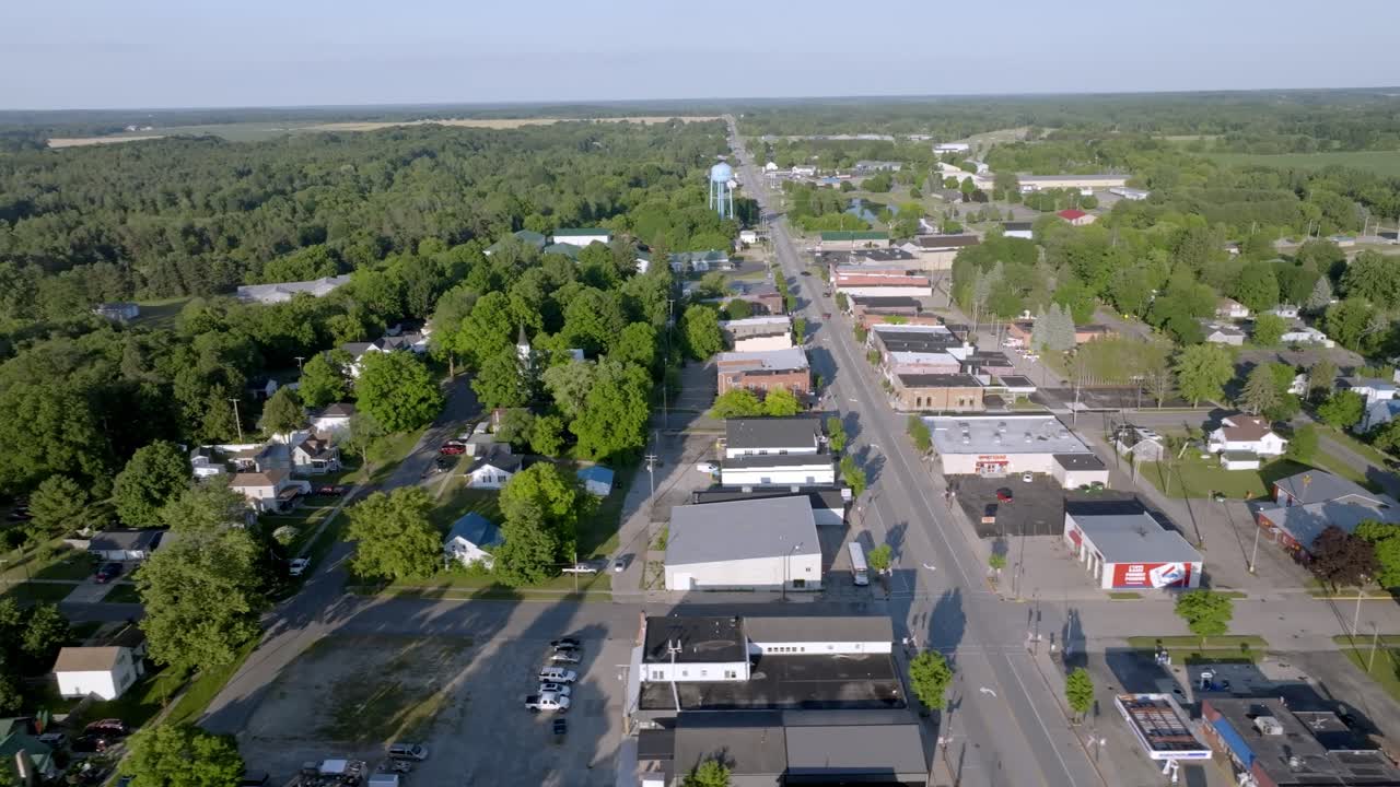 Centro de Edmore, Michigan, con un vídeo de dron que se mueve de derecha a izquierda