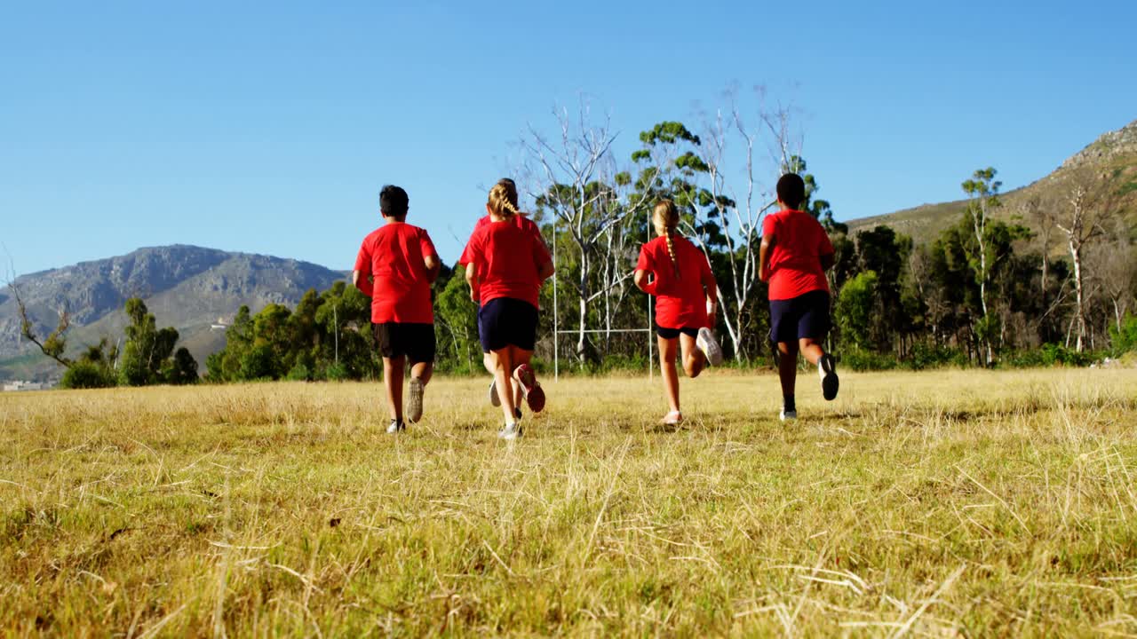 훈련 캠프에서 아이들을 훈련시키는 트레이너