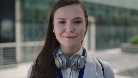 Retrato-De-Una-Hermosa-Joven-Animada-Sonriendo-En-La-Oficina-Corporativa-Del-Campus-Al-Aire-Libre