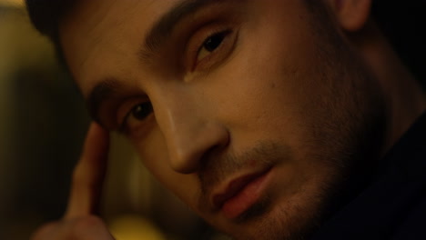 rostro de hombre dudoso levantando las cejas en el interior. hombre guapo mirando la cámara.
