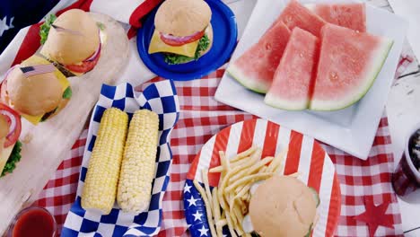 hamburguesas y papas fritas servidas en la mesa con tema del 4 de julio