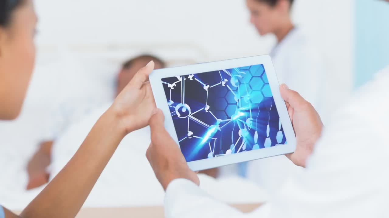 tabletas en las manos que muestran video de datos digitales