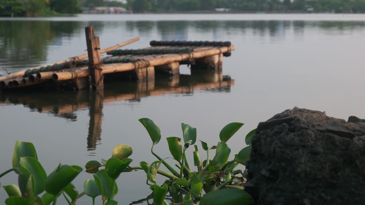 4k una balsa en un lago tarde tranquila puesta de sol, amanecer