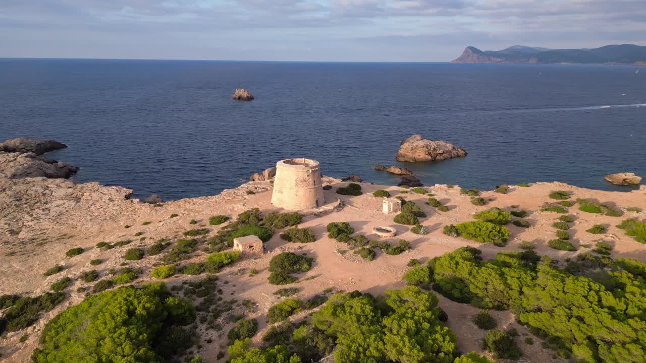 지중해 연안의 해가 지는 고대 역사적인 탑