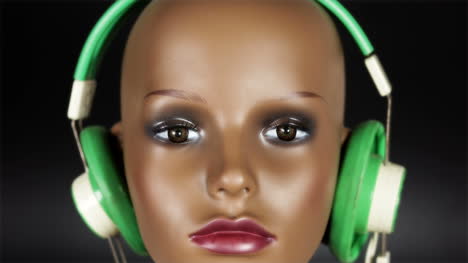 mannequin in headphones 07