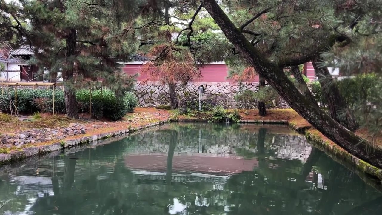 Vattendamm inne i ett japanskt zentempel.