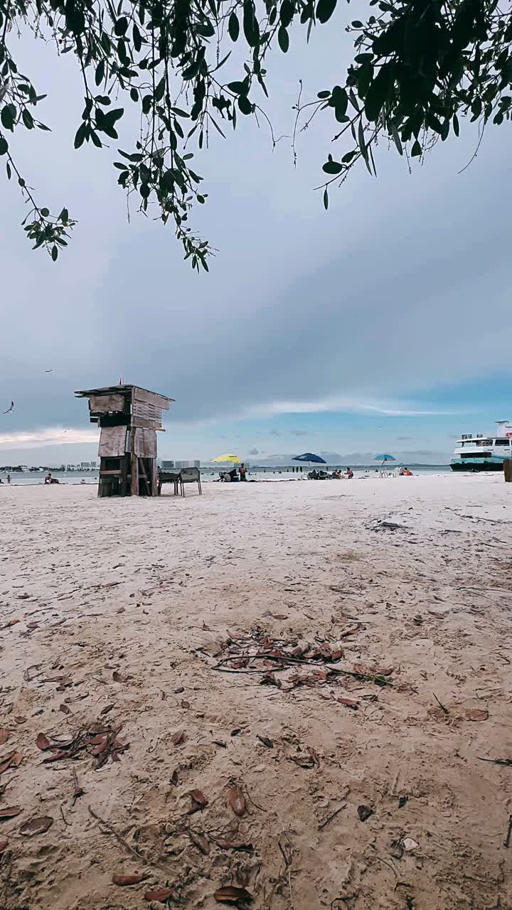 해변 장면 에서 구명병 들 이 서 있는 장면
