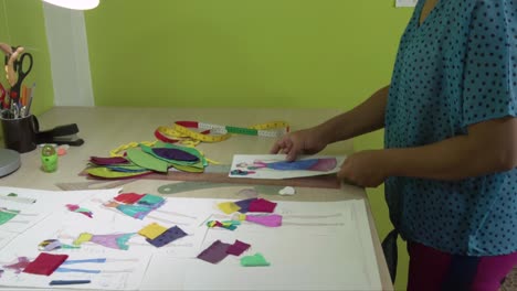 diseñadora de moda latina trabajando en sus nuevos modelos en su espacio de trabajo