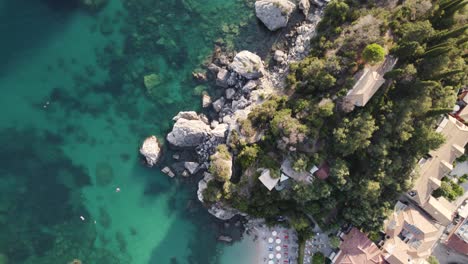 Antena-De-Arriba-Hacia-Abajo-Sobre-La-Playa-De-Golfo-En-La-Idílica-Costa-Jónica,-Parga,-Epirus,-Grecia