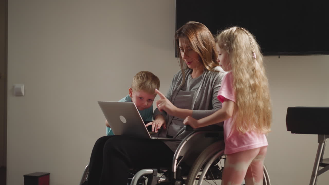 los niños señalan con los dedos a la pantalla de la computadora portátil distraer a la madre