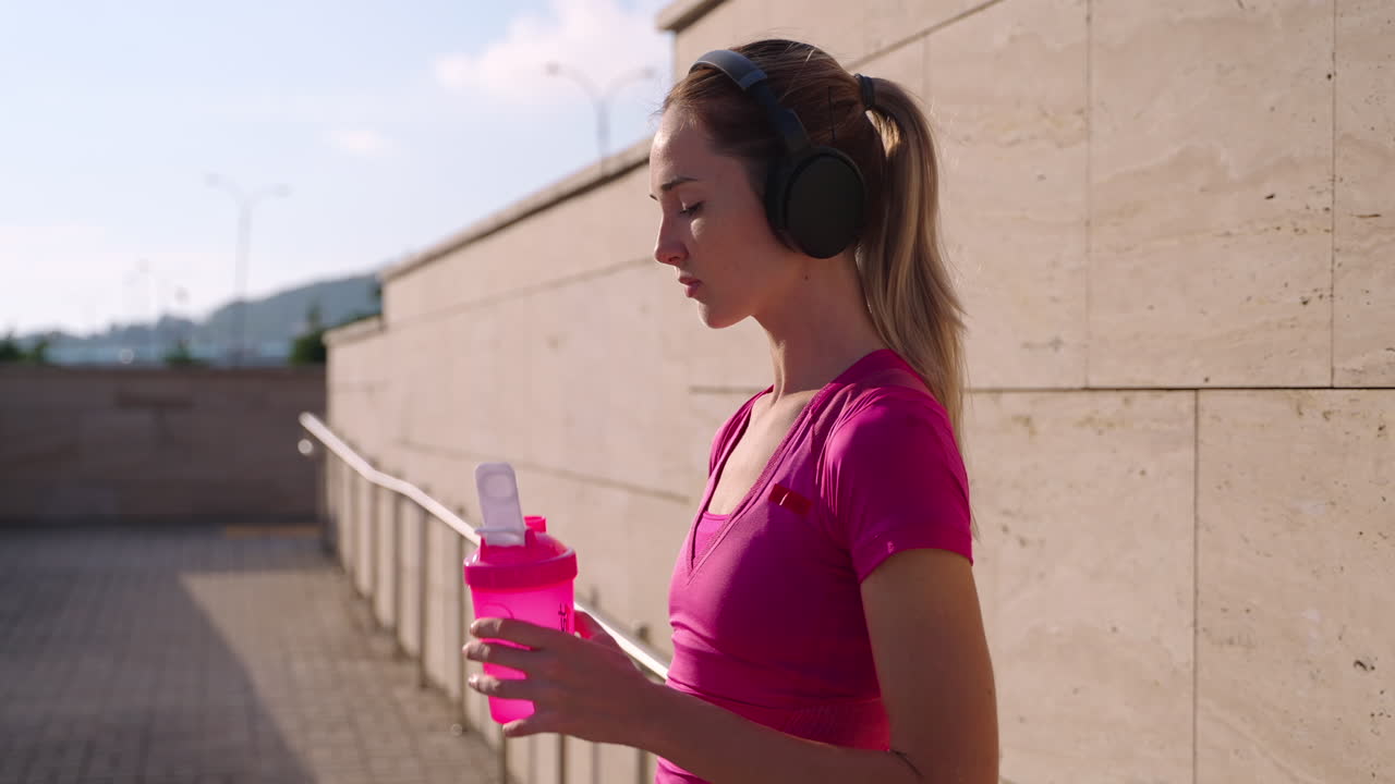 mujer haciendo ejercicio al aire libre