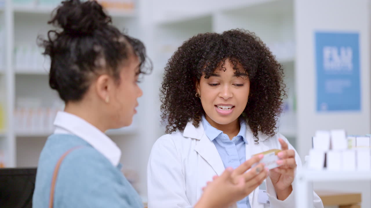 약국 에서 행복 한 전문 약사 여자