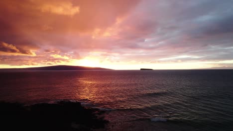 Increíble-Puesta-De-Sol-Colorida-Desde-Makena-Beach,-Maui,-Hawaii