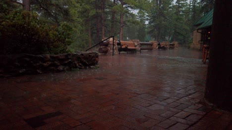 Toma-Manual-De-Lluvia-Fuerte-Que-Cae-Fuera-De-Un-Albergue-Forestal-En-60-Fps