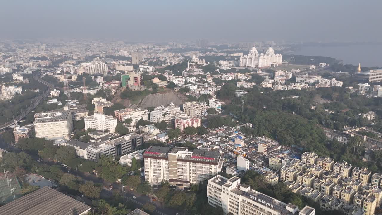 Filmato aereo di Hyderabad che rappresenta la vita metropolitana indiana moderna
