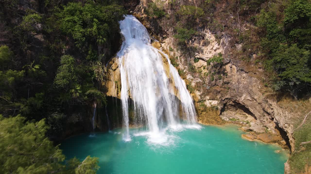 antena: impresionante cascada en chiapas mexico, paisaje de paraíso tropical, 4k
