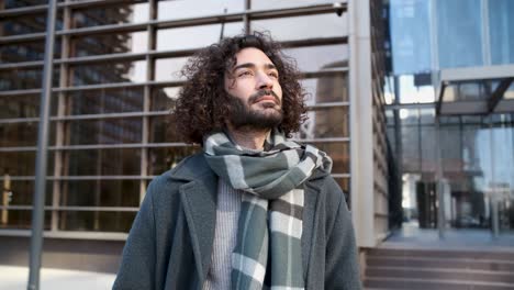 hombre de negocios en elegante ropa casual mirando lejos en una pose épica en el distrito financiero
