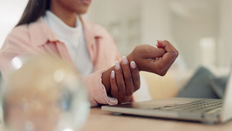 Manos,-Dolor-De-Muñeca-Y-Mujer-Escribiendo-En-Una-Computadora-Portátil