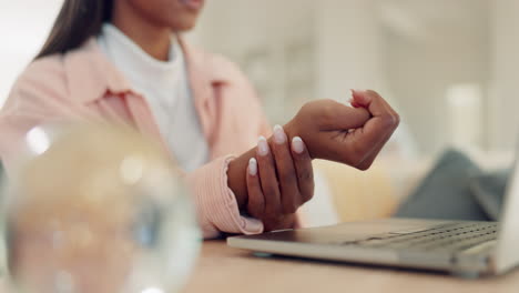 manos, dolor en la muñeca y la mujer escribiendo en la computadora portátil