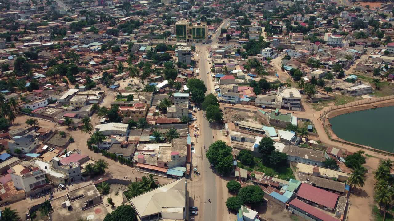 vista aérea cinematográfica de las carreteras de las ciudades africanas con tráfico, lomé, áfrica.