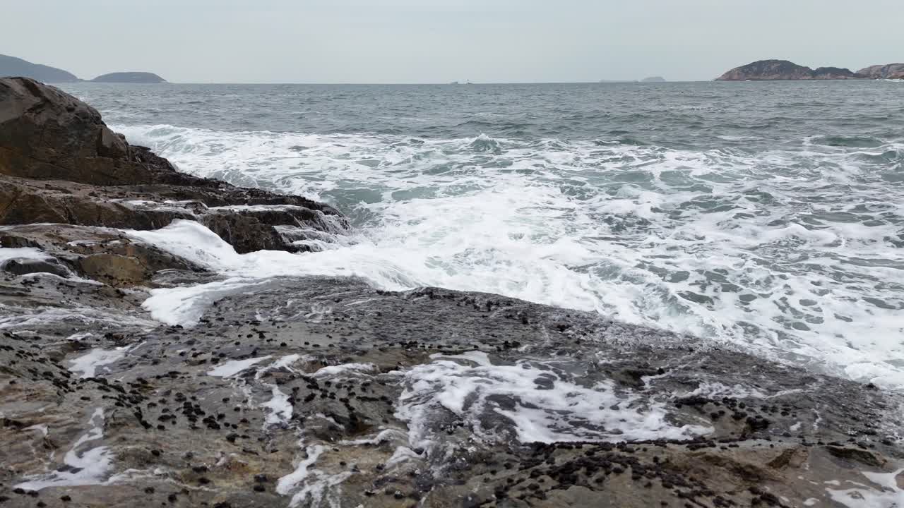 Riprese a livello del suolo di onde oceaniche, che catturano la risacca schiumosa, il movimento dell'acqua e il paesaggio marino costiero. Perfetto per progetti cinematografici, di viaggio o a tema natura