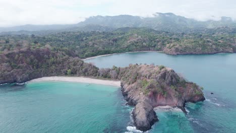 Kleines-Stück-Insel-Mit-Strand-Und-Felsen,-Perfektes-Ziel