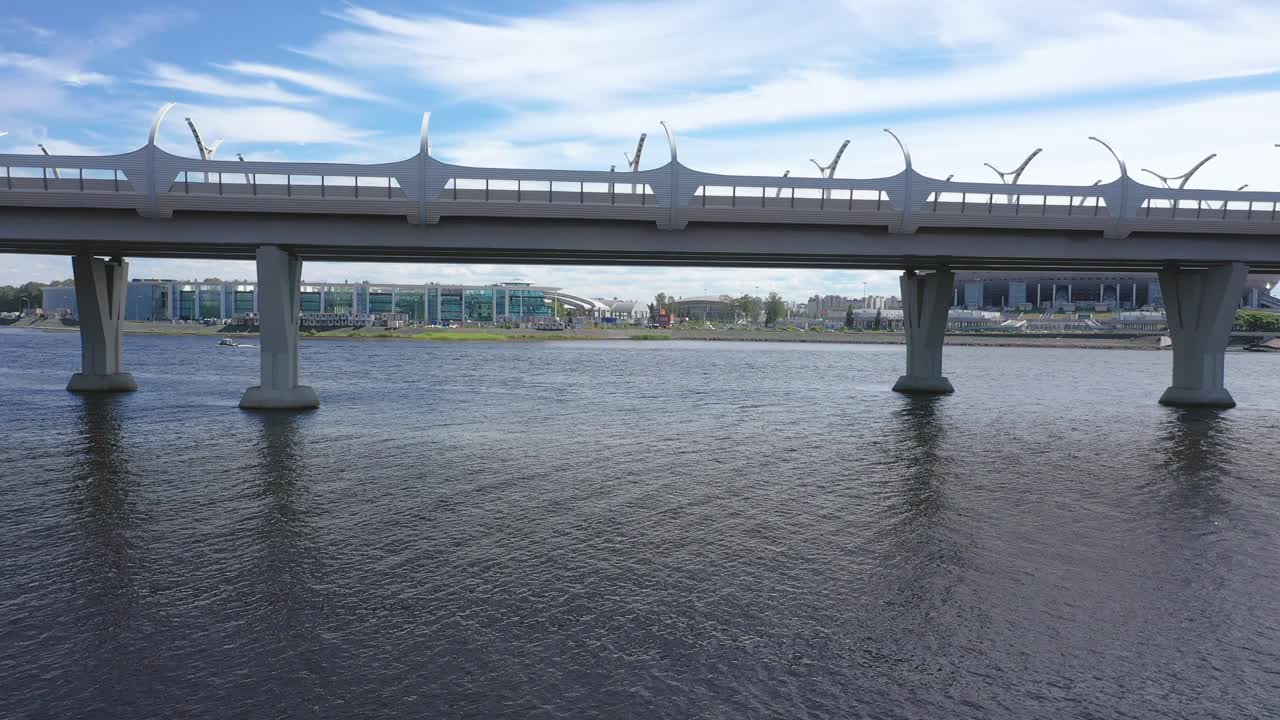 러시아 상트페테르부르크에 있는 핀란드 만 서부 고속 직경 교량의 공중 드론 느린 추적 샷