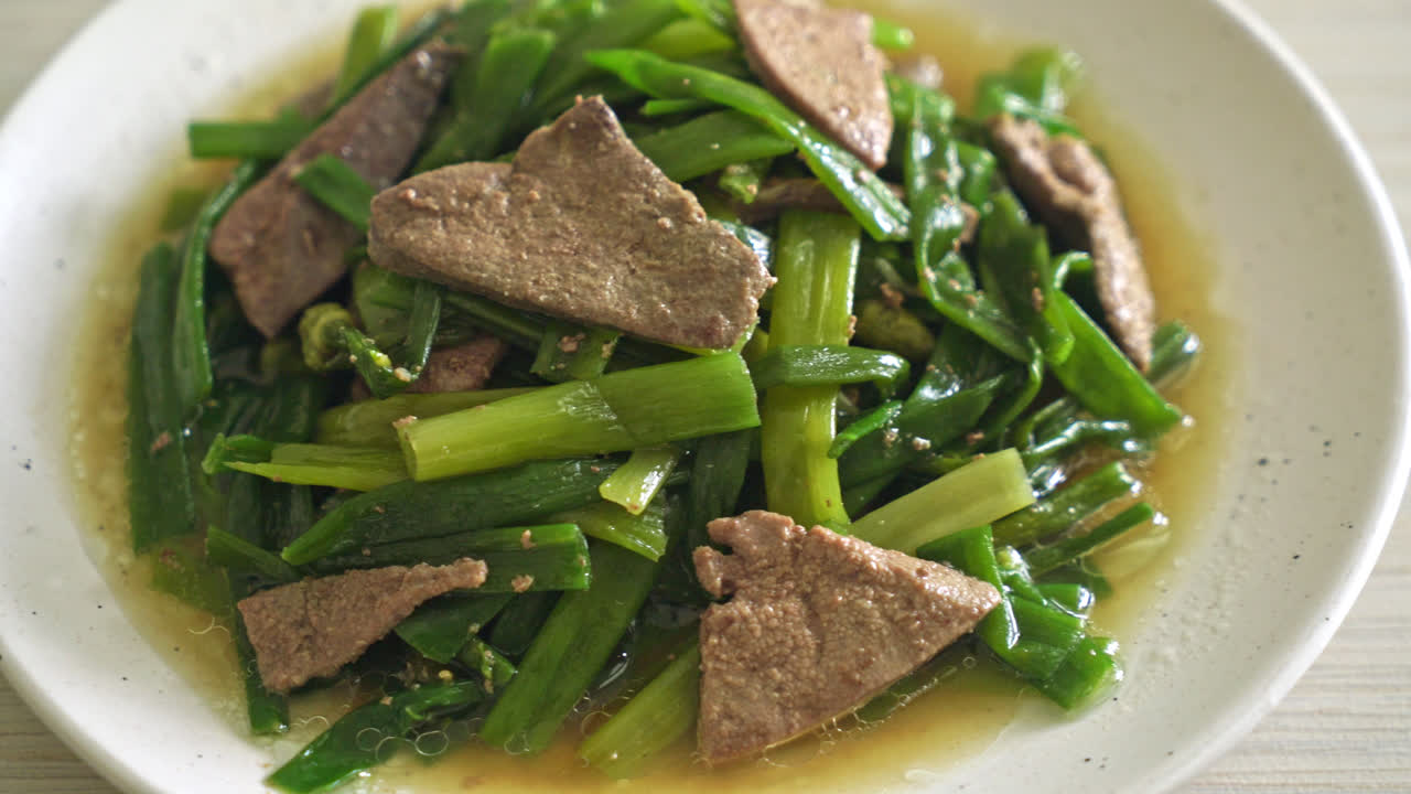 돼지 간을 곁들인 양파 꽃 줄기 볶음 - 아시아 음식 스타일