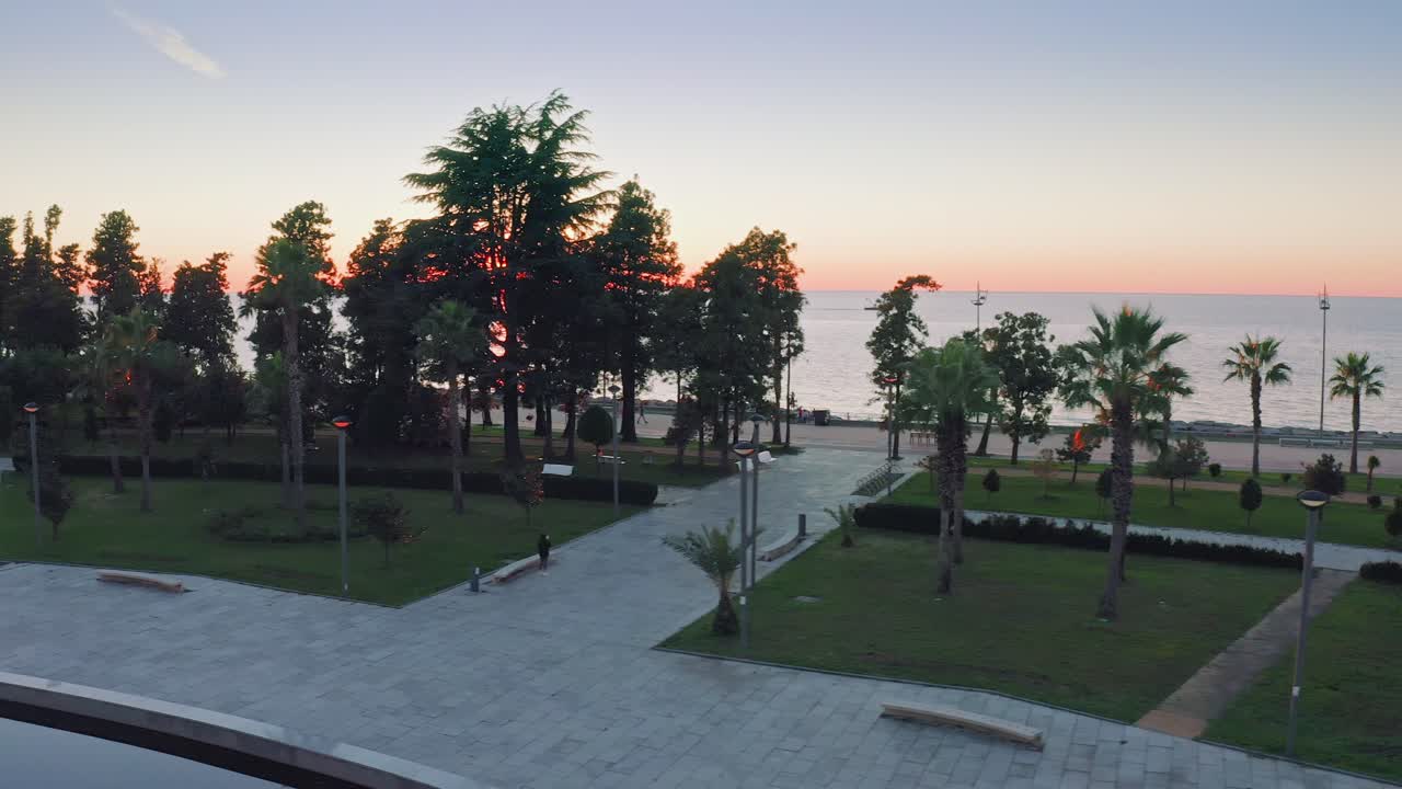 vista aérea del parque de palmeras batumi contra el horizonte y la puesta de sol del mar negro, georgia