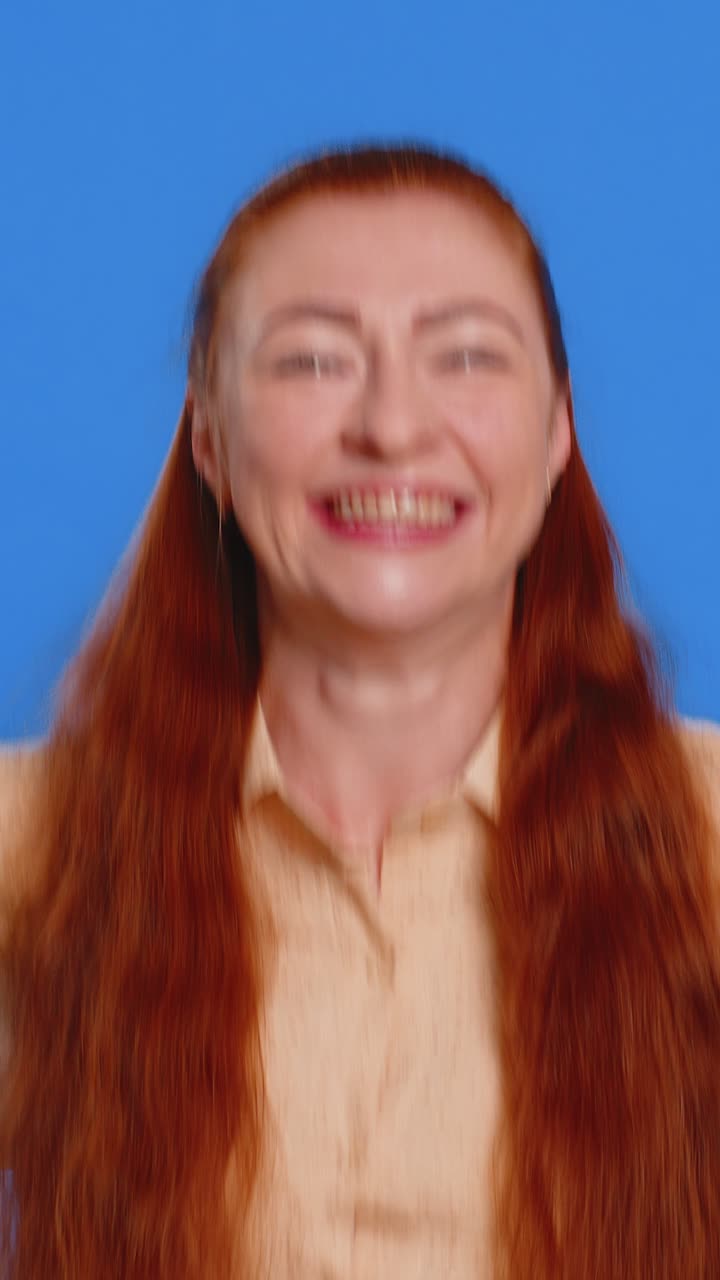 Felice giovane donna che celebra il successo vincendo il jackpot della lotteria di compleanno raggiungimento dell'obiettivo buone notizie