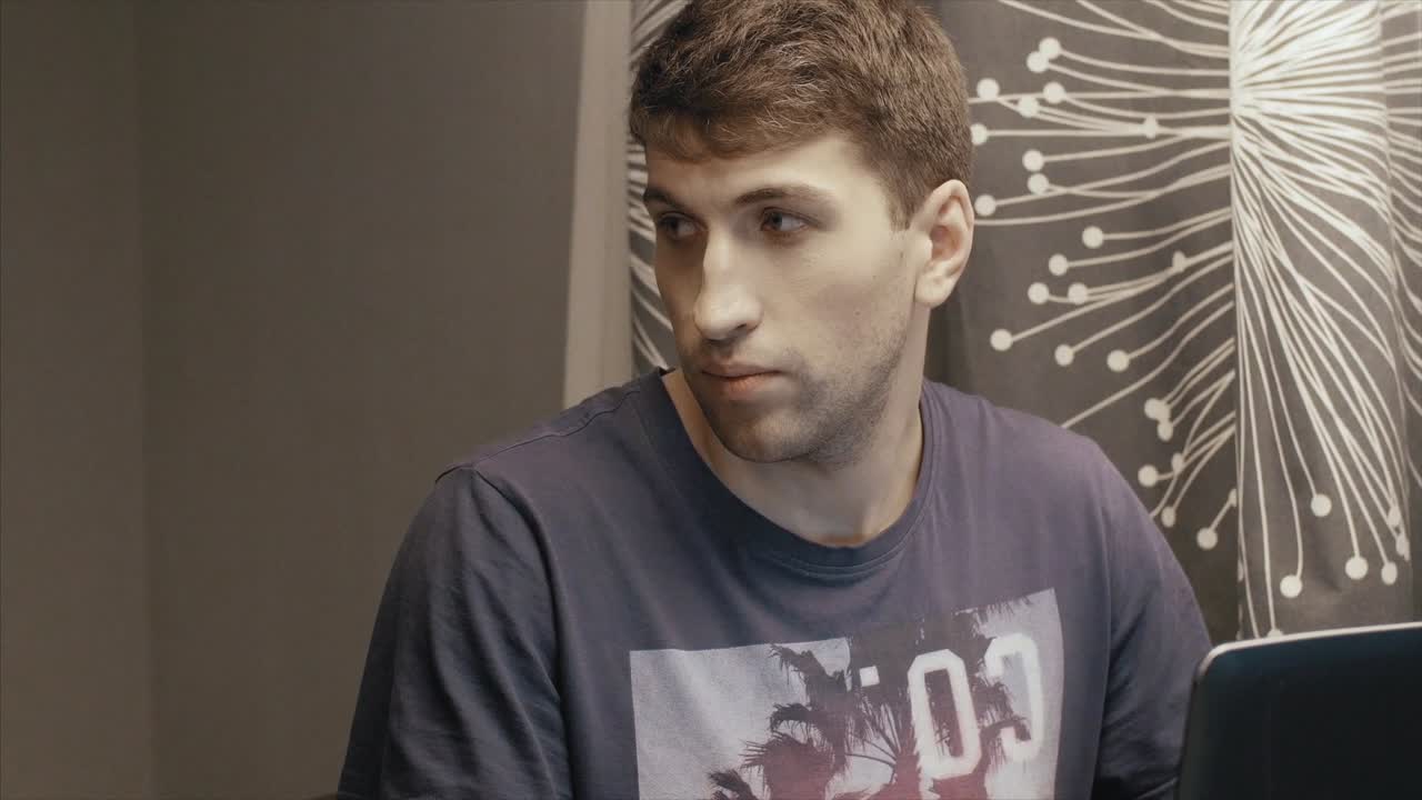 Человек, работающий на ноутбуке