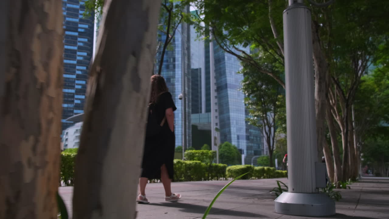 mujer caminando en un parque de la ciudad