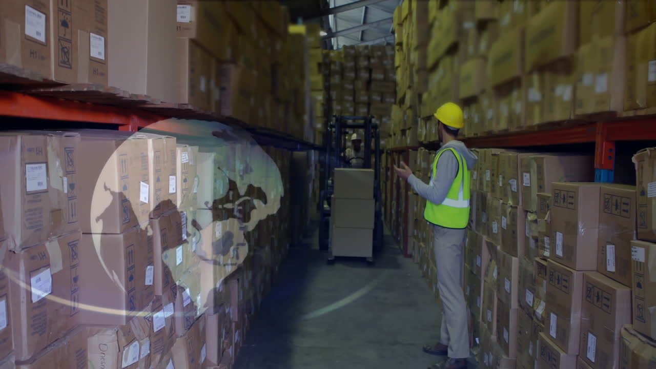 trabajador de almacén que gestiona el inventario, operación de carretillas elevadoras, animación logística sobre la escena