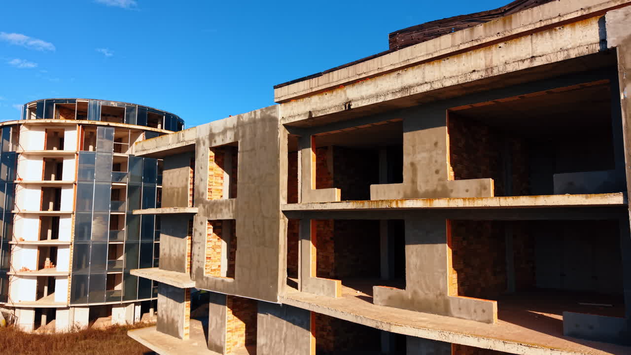 Esterno illuminato dal sole dell'edificio a più piani. Case moderne in costruzione nel cantiere edile.